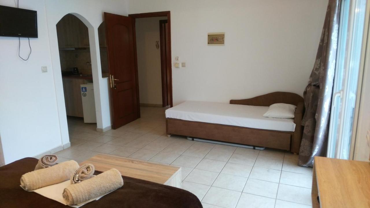Psarou Apartments Paralía Skotínis Bagian luar foto